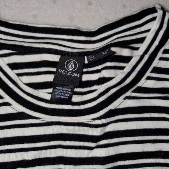 NWT Volcom razorback  black/white stripe top sz M - Picture 3 of 6